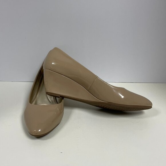 Classic and sophisticated Bandolino wedge, size 8 medium - Picture 1 of 7